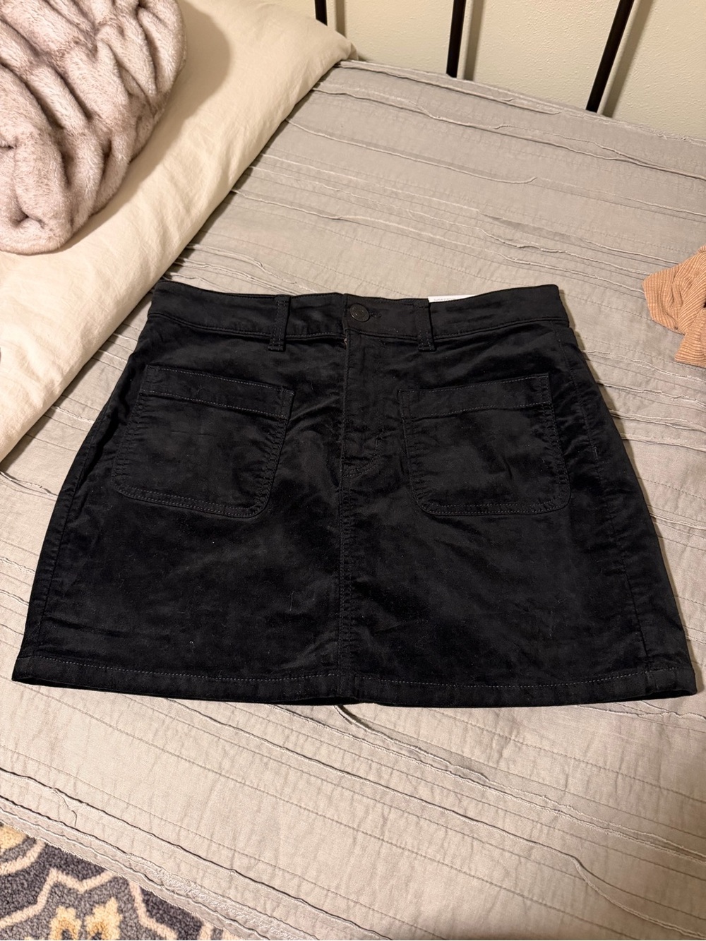 AMERICAN EAGLE Hi-Rise Mini Super Stretch Velvet Skirt | Size 8